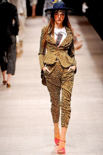 Look 16